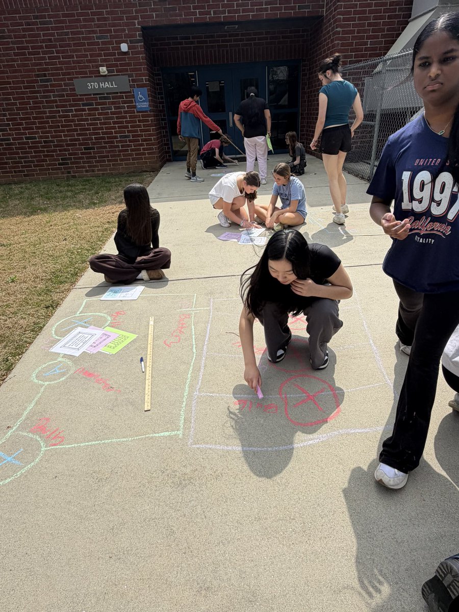 DrBrittCantrell's tweet photo. Taking advantage of the good weather @SouthForsythMS in @FCSchoolsGA - Using sidewalk chalk to model series and parallel circuits. #weDOscience πππ https://t.co/0Mf4n8Hji8