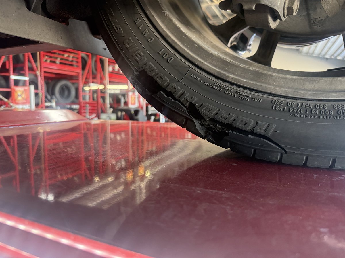 Karonav_'s tweet photo. Asked if i want a knew tire i told em itll be alright https://t.co/XoOKx8DCih