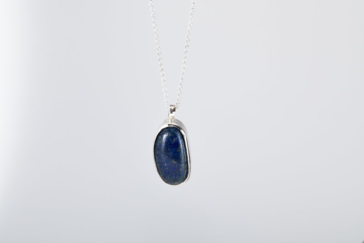 magsiljewl's tweet image. Sterling Silver Lapis Lazuli Necklace: Deep Blue Oval Necklace. For textured and hallmarked silver jewellery visit  margaretgriffithsilverjewellery.com #sterlingsilver #Margriff #earlybiz #FCworkspace #etsy #jewelrygifts