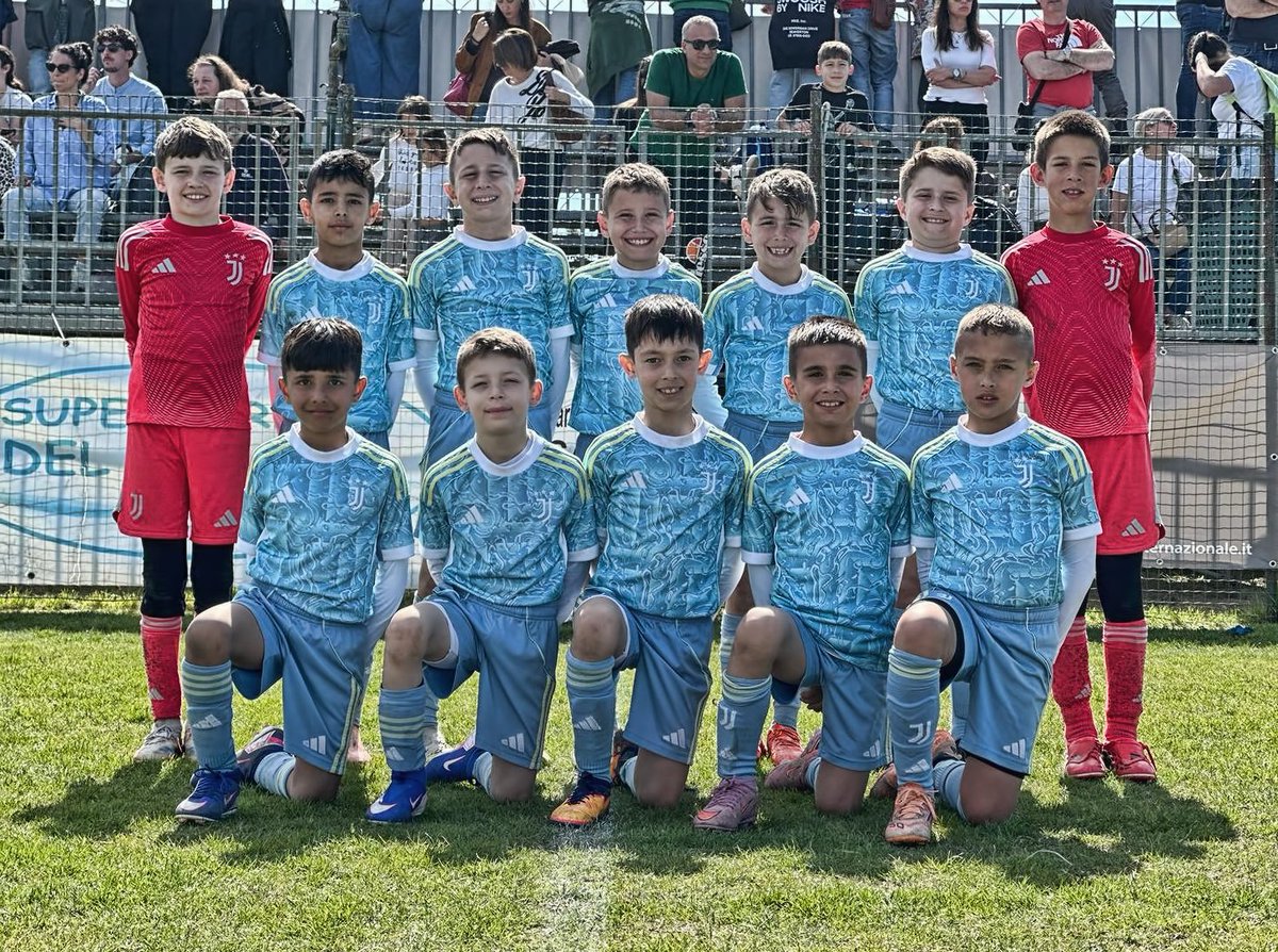GiovaniBN's tweet photo. 🥈 #Juventus, l'#Under9 (Pulcini 2017) di Mr. Francisetti seconda classificata al 1° Trofeo Internazionale “Città di Massa”.
SEMIFINALE
✅ 0-0 (4-3 d.c.r.) 🆚 Cremonese
FINALE
❌ 0-0 (2-1 d.c.r.) 🆚 Sporting Lisbona https://t.co/0NXpUg9Ds9