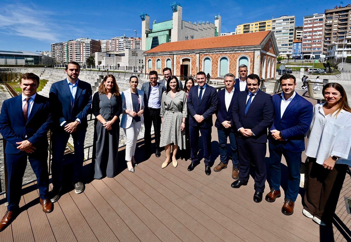 El Gobierno participa en un encuentro institucional y empresarial con una delegación de Lanzarote para explorar vías de colaboración 

La reunión ha servido para intercambiar experiencias en comercio, turismo, formación y agroalimentación

ℹ️➡️ bit.ly/3OcyCkm