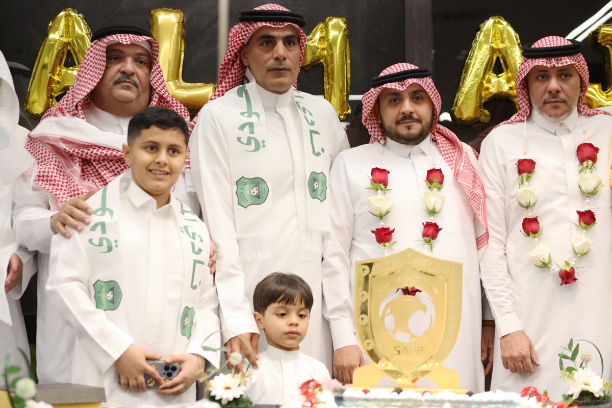 O_S_B11's tweet photo. محمصة ومقاهي #كاليميرو تحتفل بنادي #المجد بعد تحقيق لقب درع دوري الدرجة الرابعة والصعود لدوري الدرجة الثالثة 🏆🤩

شكراً لإدارة الكافي وشكراً لكل القائمين والحاضرين لهذه المناسبة ⚫️🟢

@alatef @mido1401n @snap_yanbu @ALMajdFC @mmwddd11 @BakheetBandar 
@BandarYara #ينبع https://t.co/eoS68UpHF8