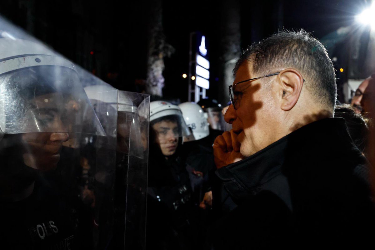 On binlerce İzmirliye kurslar verdiğimiz, yurttaşlarımıza meslek edindiren, istihdam sağlayan Meslek Fabrikamızın önündeyiz.

Vakıfların bir çivi bile çakmadığı, belediyemiz tarafından restore edilen bu bina, bize Ulu Önderimiz Gazi Mustafa Kemal Atatürk’ün mirasıdır.

Sürecin en
