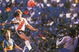 apetit17's tweet photo. Avui fa 40 anys d’una de les escenes més polèmiques i recordades del futbol argentí 🇦🇷🔥

River Plate arribava a la Bombonera com a campió de la #PrimeraDivisión… i el que va passar després és història 👇

#River #Boca #Superclásico #FutbolHistòric https://t.co/t4baI2Hr4Z