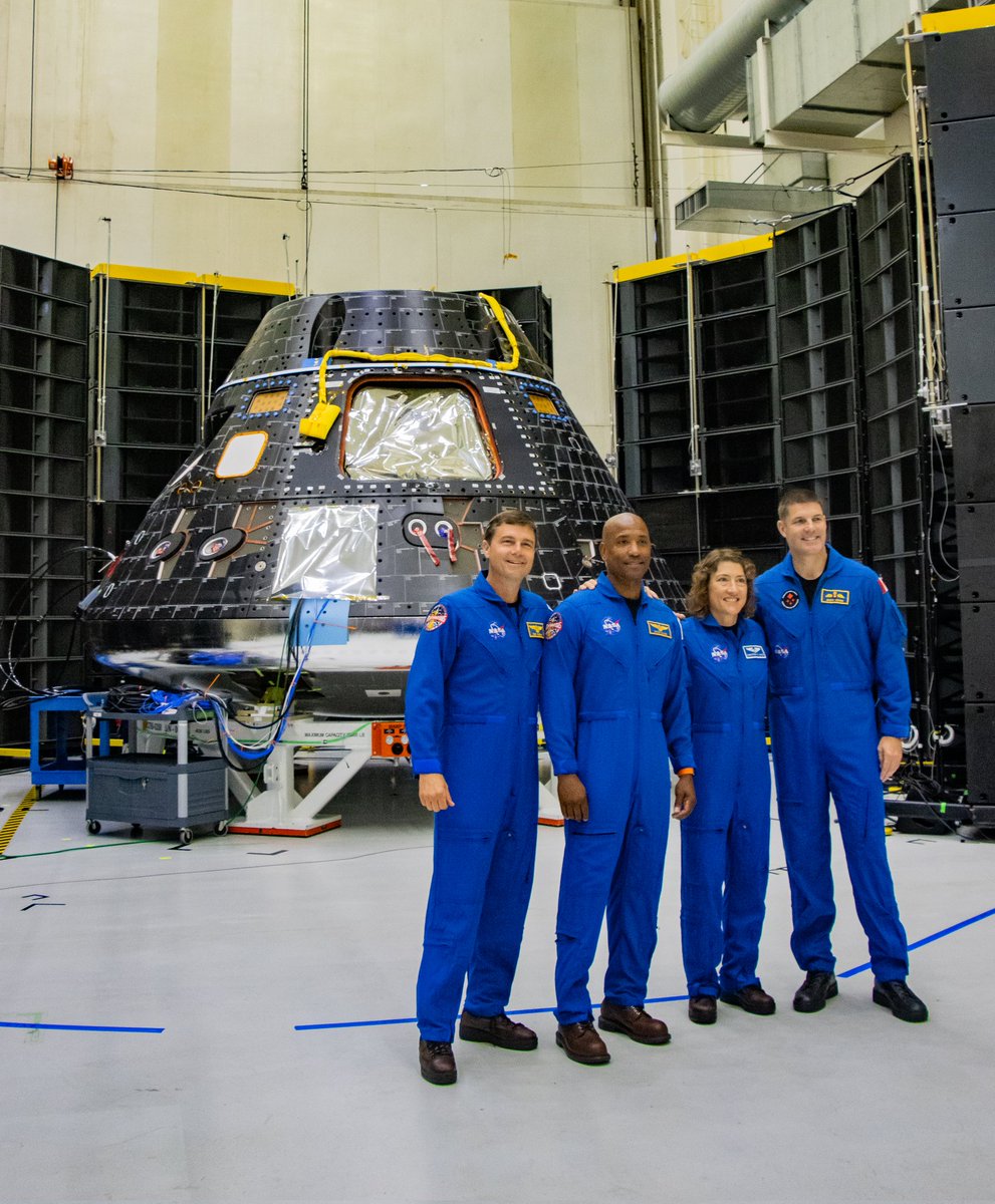 JennyHPhoto's tweet image. The Artemis II crew has officially surpassed the Apollo 13 record and has traveled farther from Earth than any other humans!

What a time to be alive!

Reporting for @SuperclusterHQ