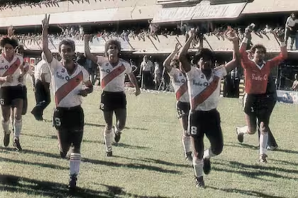 apetit17's tweet photo. Davant una Bombonera enfurismada i tot i les pressions externes, els "Millonarios" no van dubtar i van fer la Volta Olímpica al camp del seu etern rival.

Una resposta directa al que Boca va fer 17 anys abans. La venjança servida molt freda

#RiverPlate #BocaJuniors #Superclasico https://t.co/LSy63IpdHl