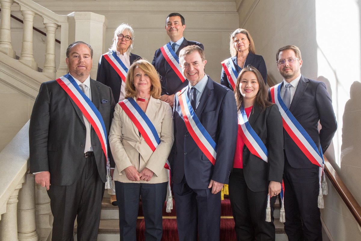 Après ma réélection comme Maire du 6e arrondissement, entouré de mes quatre adjoint(e)s et des trois conseiller(e)s délégué(e)s.
Un beau lundi de Pâques ensoleillé pour bien commencer une nouvelle mandature, au service de toutes et de tous! #Démocratielocale