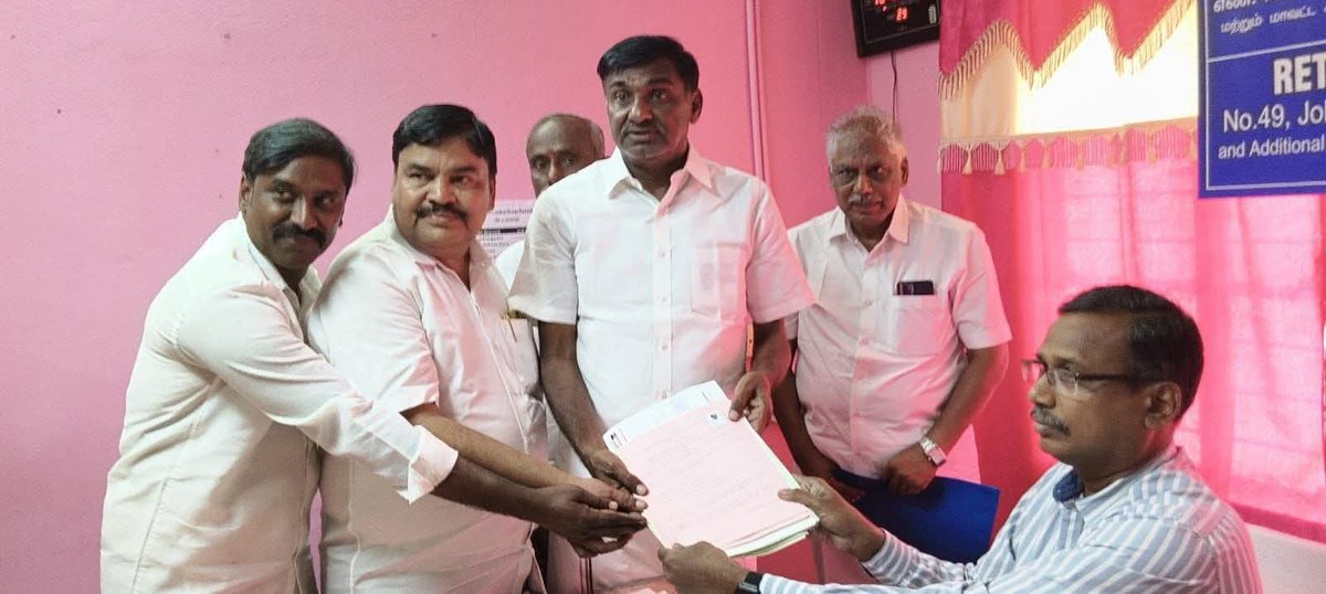 sk25082011's tweet photo. புரட்சித்தலைவர் மற்றும் புரட்சித்தலைவி அம்மா ஆகியோரின் தெய்வீக அருளாசிகளுடனும் புரட்சித்தமிழர் டாக்டர் எடப்பாடியார் அவர்களின் நல்லாசிகளுடனும் ஜோலார்பேட்டை சட்டமன்ற தொகுதி மக்களின் நல்லாதாரவுடனும் எங்கள் பாசத்தலைவன் அண்ணன் கேசி. வீரமணி அவர்கள் வேட்புமனு தாக்கல் செய்தார் https://t.co/h5Aafy9eMB