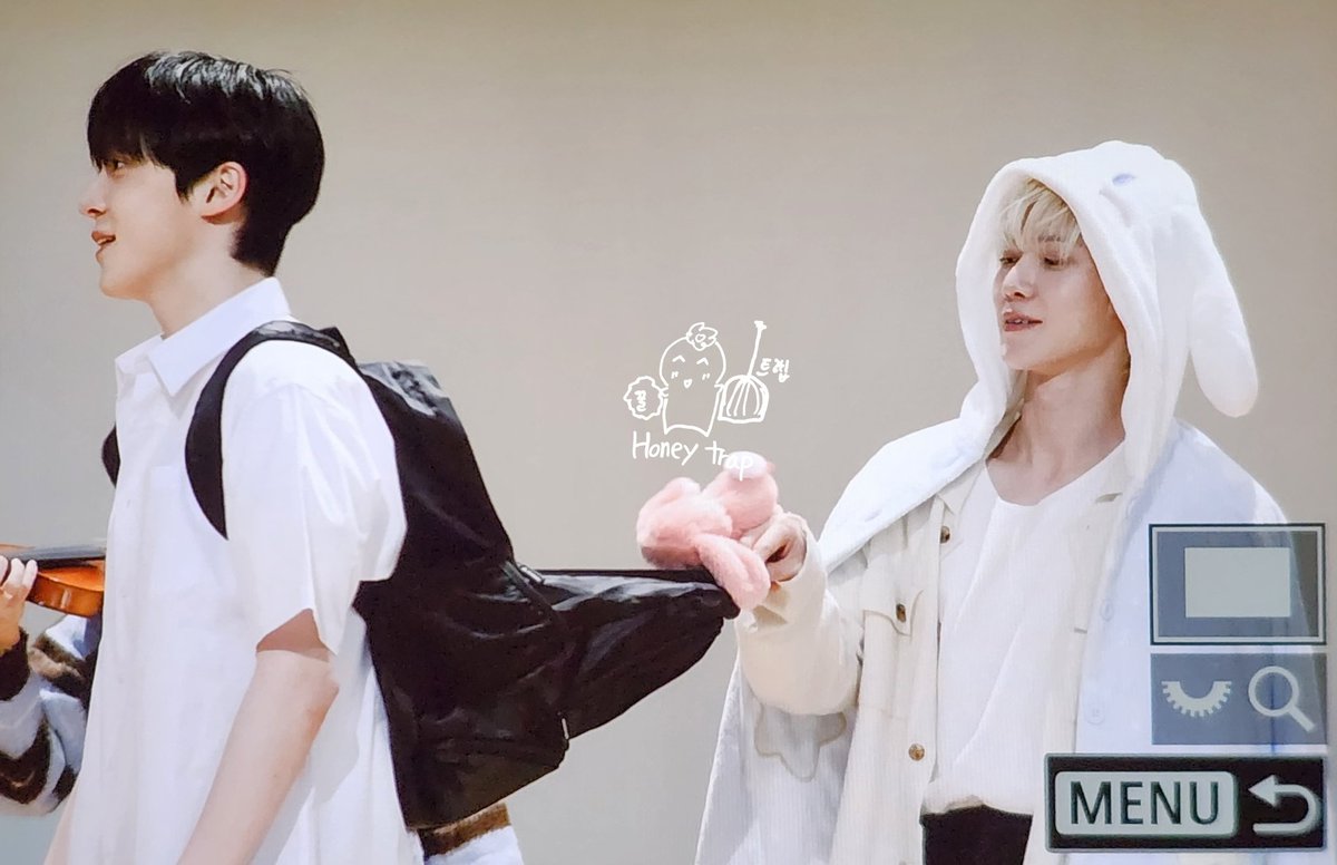 yun4yeo's tweet photo. i swear ynsng got their own little throw-and-catch game going on in their own world 🥺 https://t.co/rodCBxVwLx