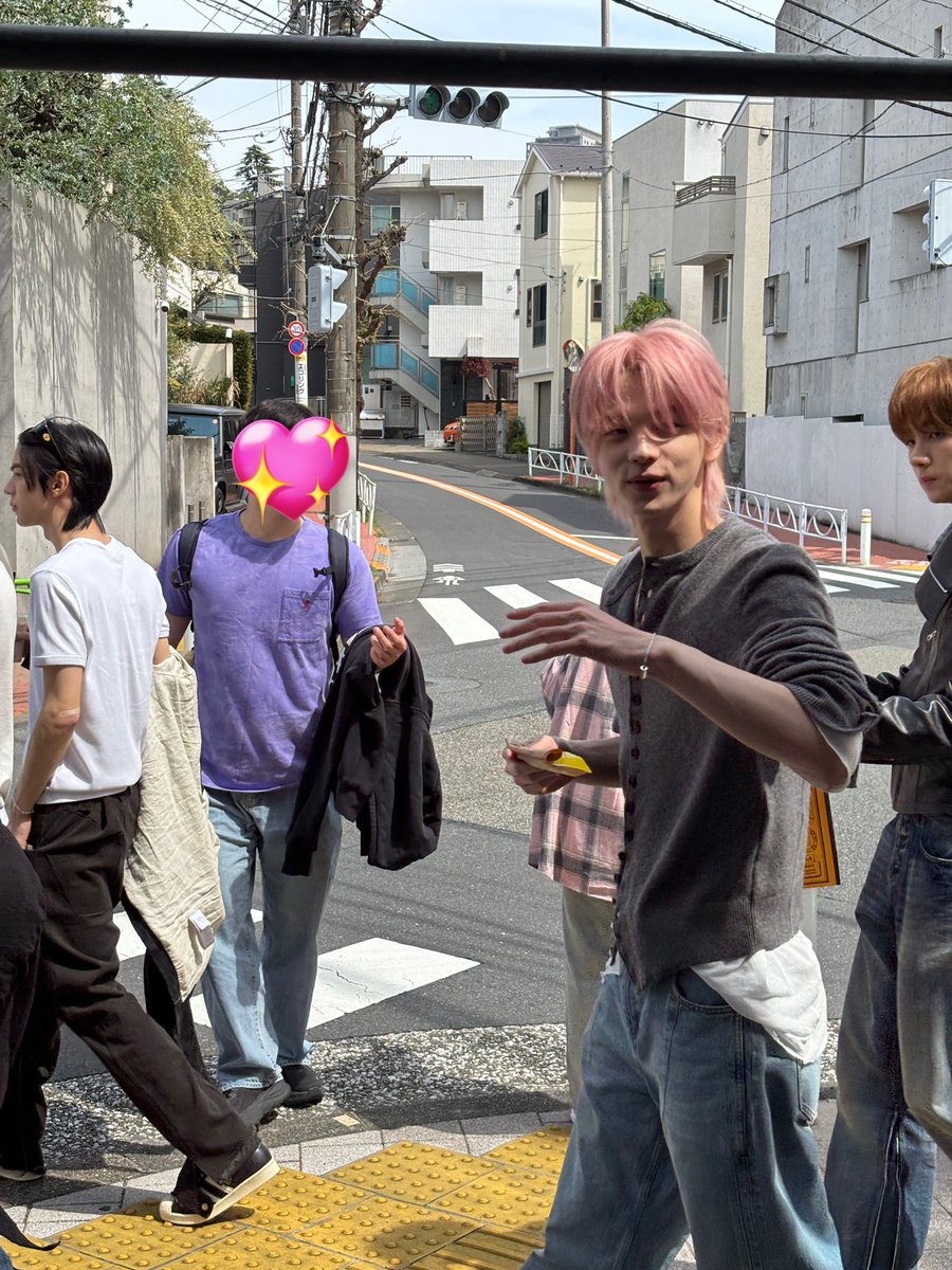 _snm____'s tweet photo. お花見行ってまさかの遭遇！パンピと思われたのかあんにょーんって挨拶してくれた🤚wみんなかっこよかった〜〜動画撮ればよかた https://t.co/H0k2afe4W8