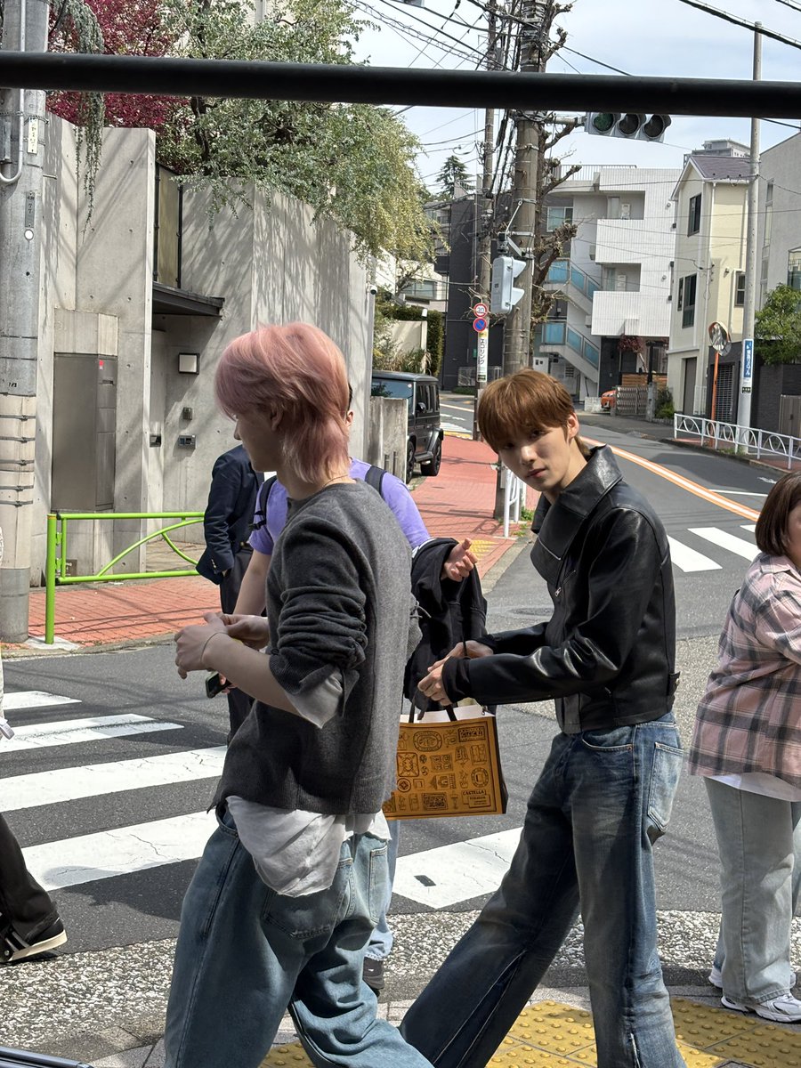 _snm____'s tweet photo. お花見行ってまさかの遭遇！パンピと思われたのかあんにょーんって挨拶してくれた🤚wみんなかっこよかった〜〜動画撮ればよかた https://t.co/H0k2afe4W8