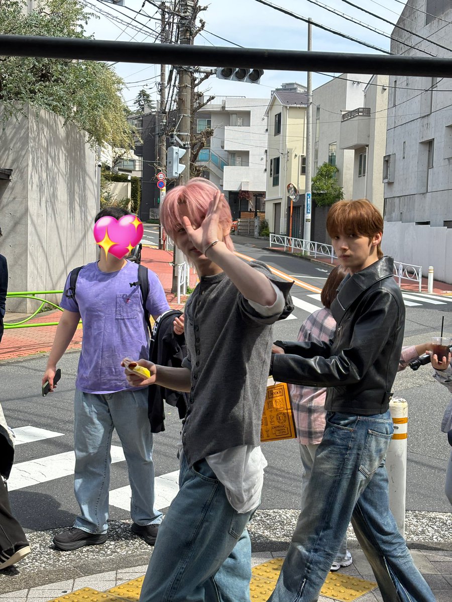 _snm____'s tweet photo. お花見行ってまさかの遭遇！パンピと思われたのかあんにょーんって挨拶してくれた🤚wみんなかっこよかった〜〜動画撮ればよかた https://t.co/H0k2afe4W8