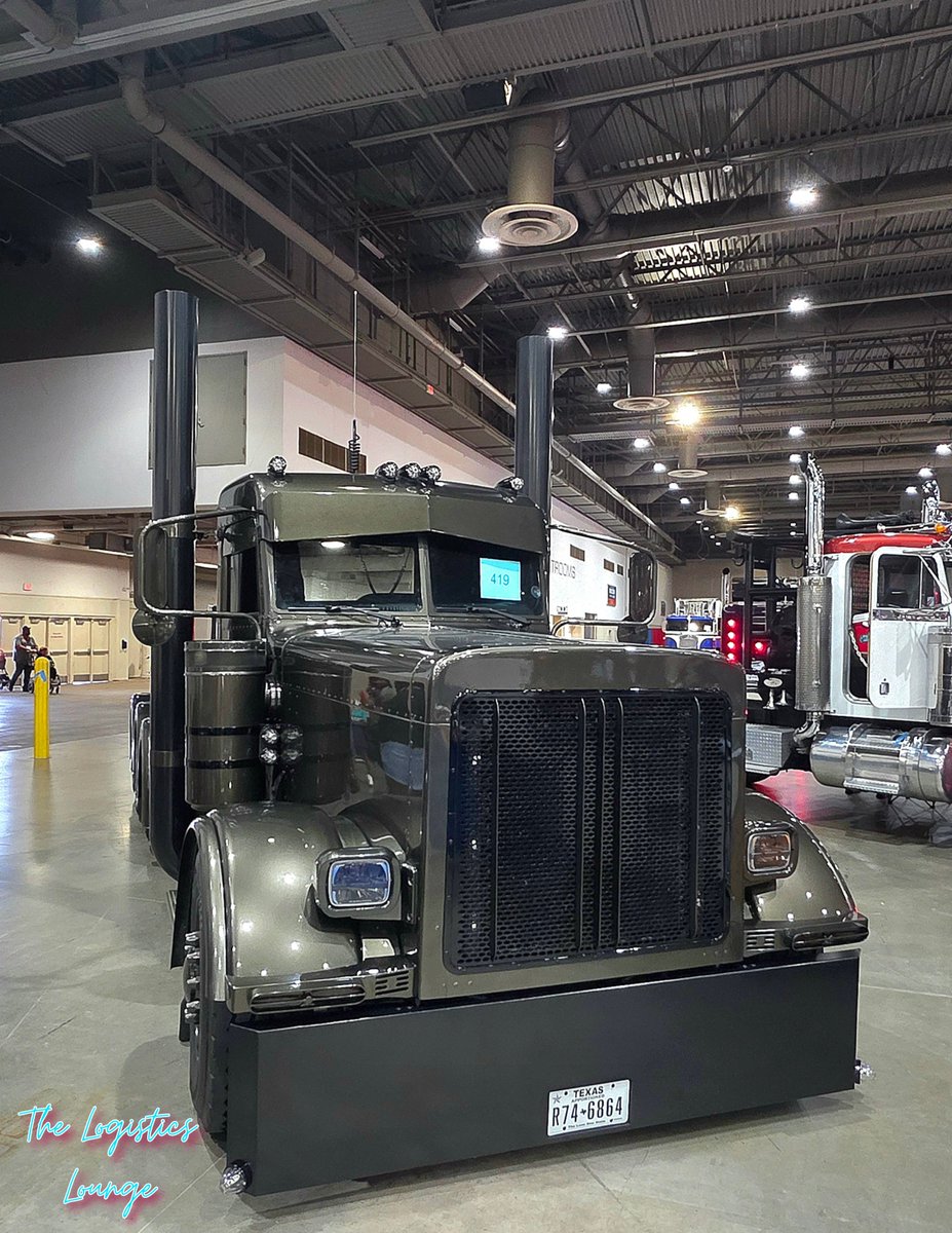 LogisticsLounge's tweet photo. OD Green Peterbilt demands respect or else...
Class of '04 Peterbilt 379 ultra cab aptly named, Heavy Artillery by  Southern Transport, LLC https://t.co/3YkjrnVYW4
