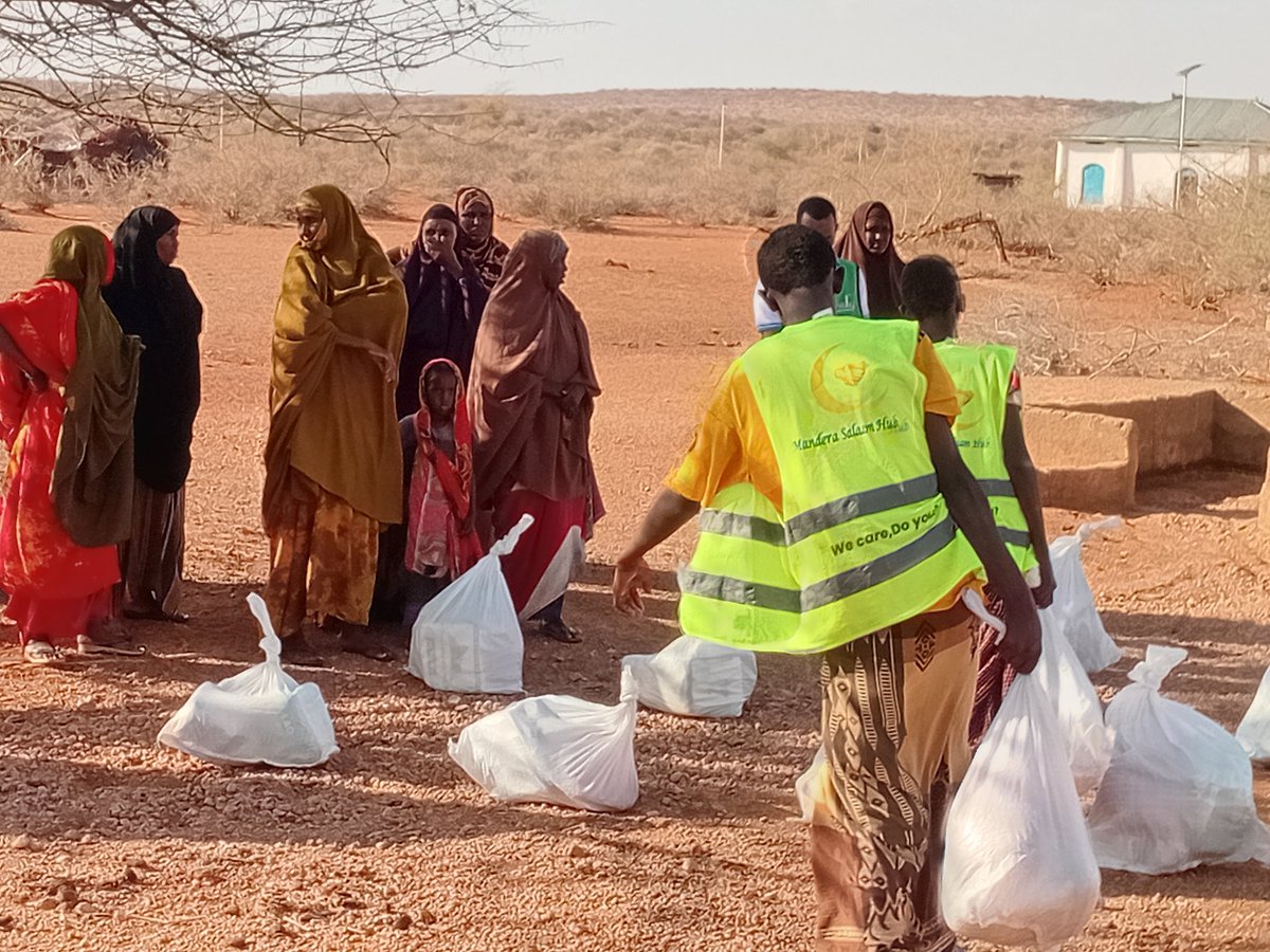 Phase 5 of Our Support to Remote Villages 📍
MANDERA COUNTY | KHALALIO SUBCOUNTY | KARO VILLAGE

Today, in collaboration with Muslim Food Bank, we supported 39 vulnerable households at KARO VILLAGE.
Our commitment to reaching the most remote communities continues. 
#Humanity