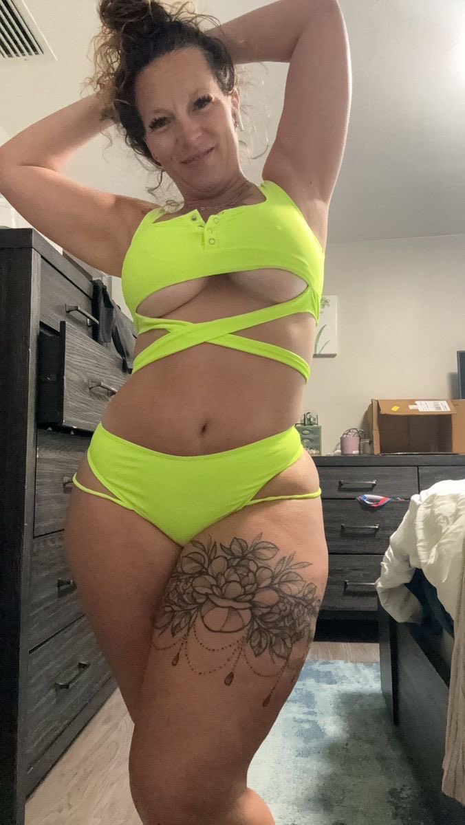 KrystalShelk's tweet photo. @lyss_unbothered Can I get a follow please 🥹😍 #viralpost https://t.co/ENDlpl9kH9
