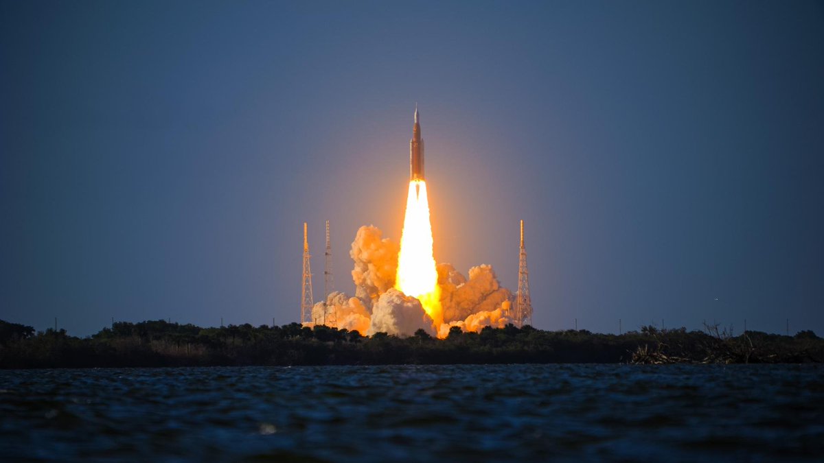 eixopolitico's tweet photo. 🚀 Astronautas da Artemis II se tornam os humanos mais distantes da Terra na história.

A expectativa é que a missão, que quebrou o recorde às 14h58 desta segunda (6), alcance 406.773 km de distância do planeta. Na década de 1970, a Apollo 13 viajou por 400.171 km. https://t.co/vEdEf7lAkF