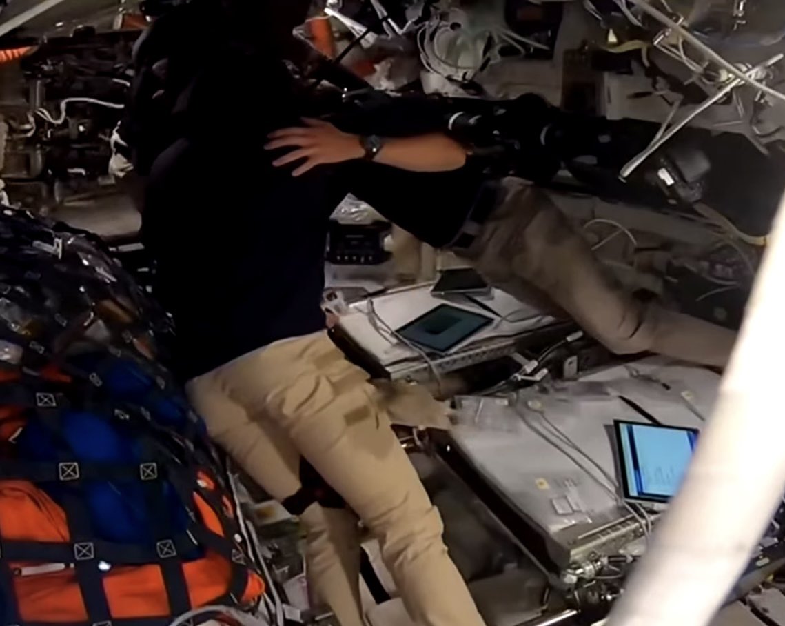 basicvillanelle's tweet image. Han puesto a un cráter el nombre de ‘Carroll’, la mujer del astronauta Reid que murió hace unos años debido al cáncer.

Se han puesto todos a abrazarse, son monísimos 🥺