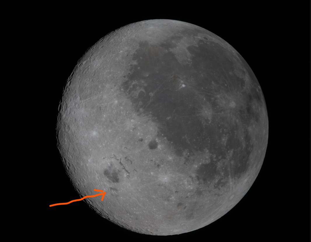 enaorbitprtcl's tweet photo. Arrow points to the explosive volcanic ring-like deposit around the vent in the south of the Orientale basin https://t.co/d6duzlYavA
