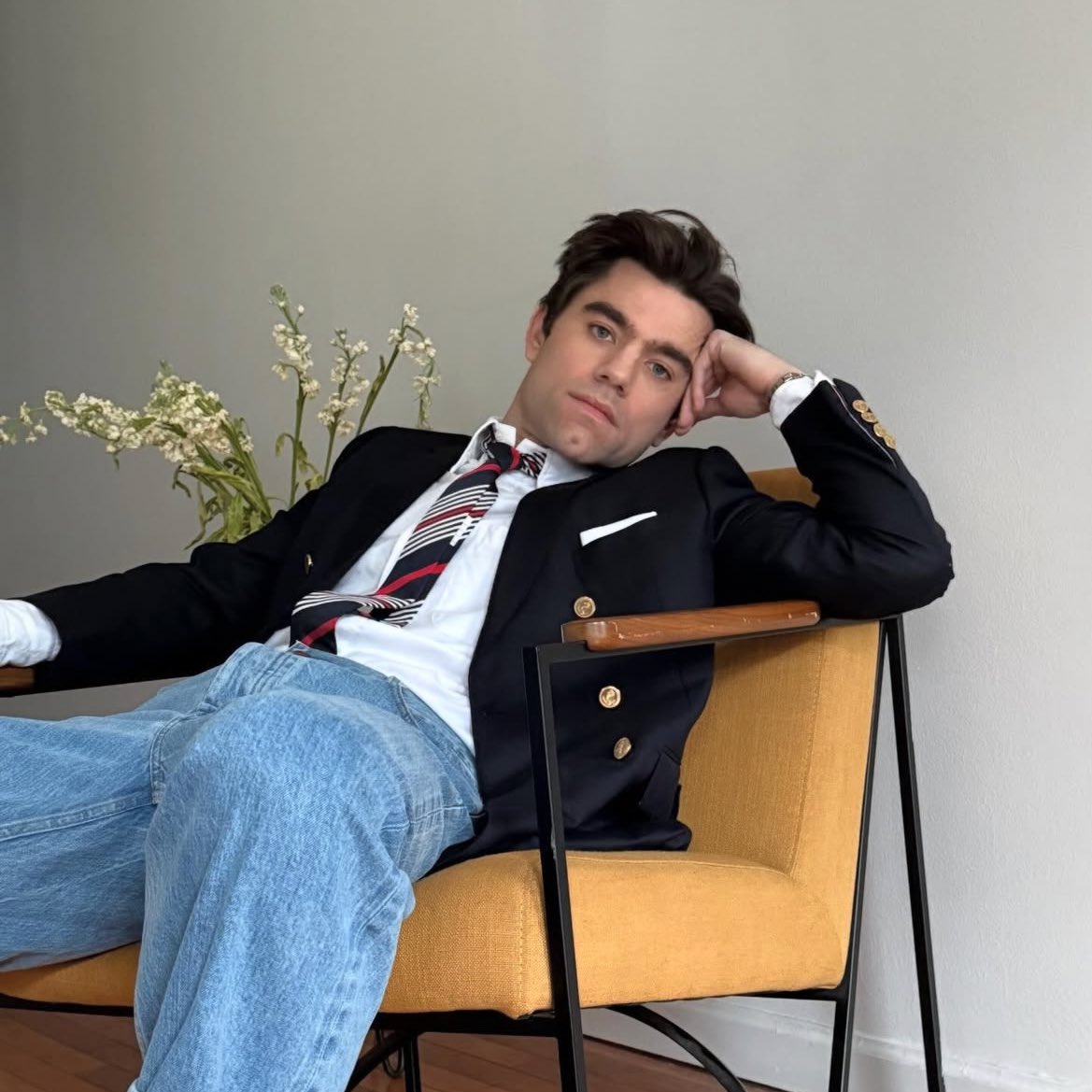 wanna crawl into his lap and mess up his hair so fucking bad