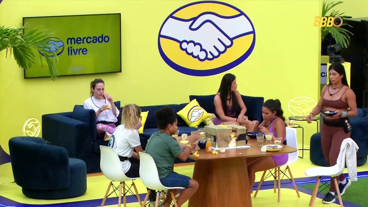 AP: "Tia Milena, abre o suco, põe no... eu divido com você. Não escutou?"

Milena fala baixo: "Sim, Ana, depois..."

AP: "Ahn? Fala com ela."

Samira:"Vc não quer?"

Milena: "O quê!?"

Samira: "O suco de uva."

Milena: "Eu tenho um suco ainda."

Samira: "Ela tá tomando um suco.."