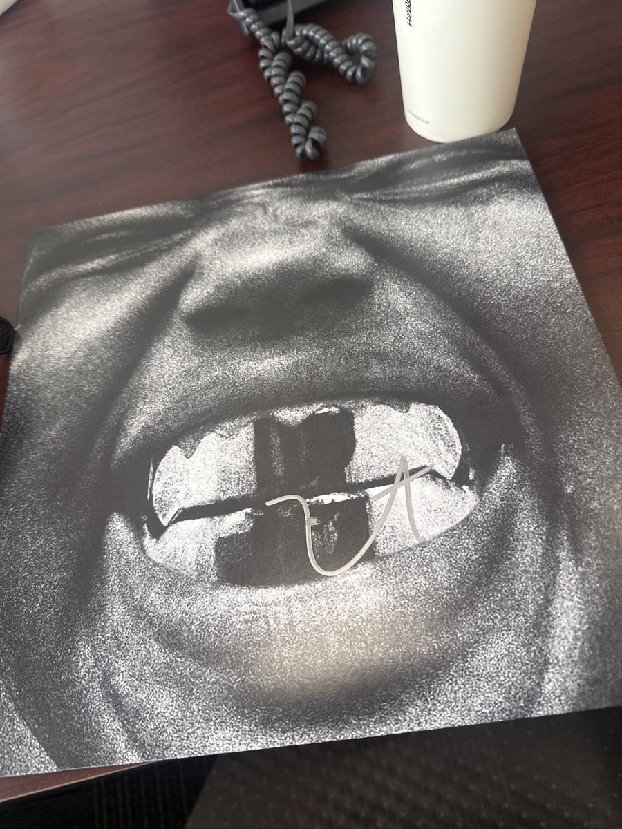 Showed up to work with a signed vinyl on my desk 

This is why I love the Ye community, I wasn’t able to grab one at the show. Good looking out!
