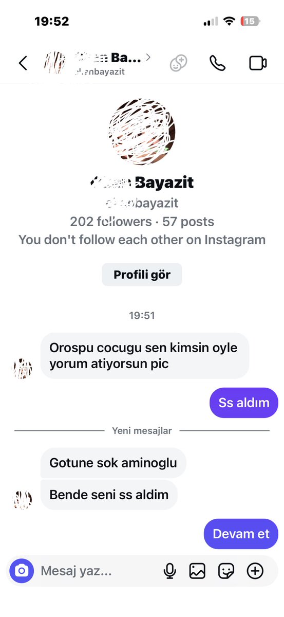 psygt1966's tweet photo. kendi hatalarının üstüne taraftara el kol hareketi yapıp küfür etmesi, üstüne pişkin pişkin sırıtarak pozlar vermesi yetmezmiş gibi şimdi de ailesi tarafından ağza alınmayacak küfürler yiyoruz. Allah büyük bilal :) https://t.co/mBFKo54Xmc