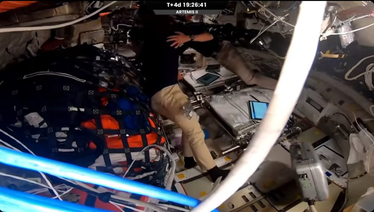 FronteraSpacial's tweet image. Se rompe el récord de la distancia más lejana de un ser humano de la tierra con 400,286km y sumando, los astronautas de Artemis II bautizan un cráter como "Integrity" por la nave Orion y otro cráter como "Carroll" en honor a la difunta esposa del comandante @astro_reid 🫂🧑🏻‍🚀