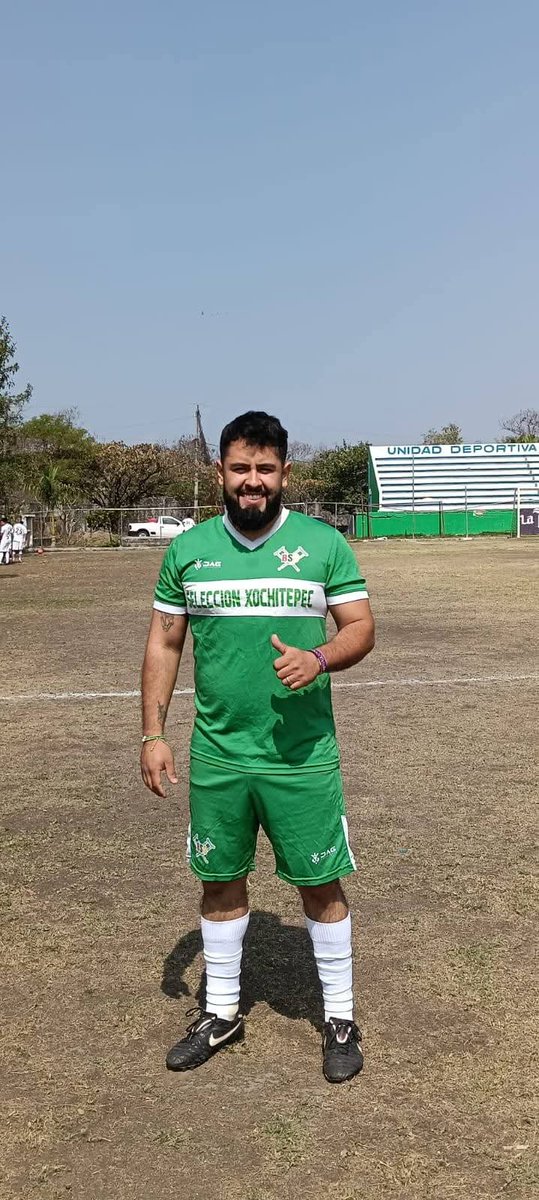 Hombres futbolistas y algo mas tweet media