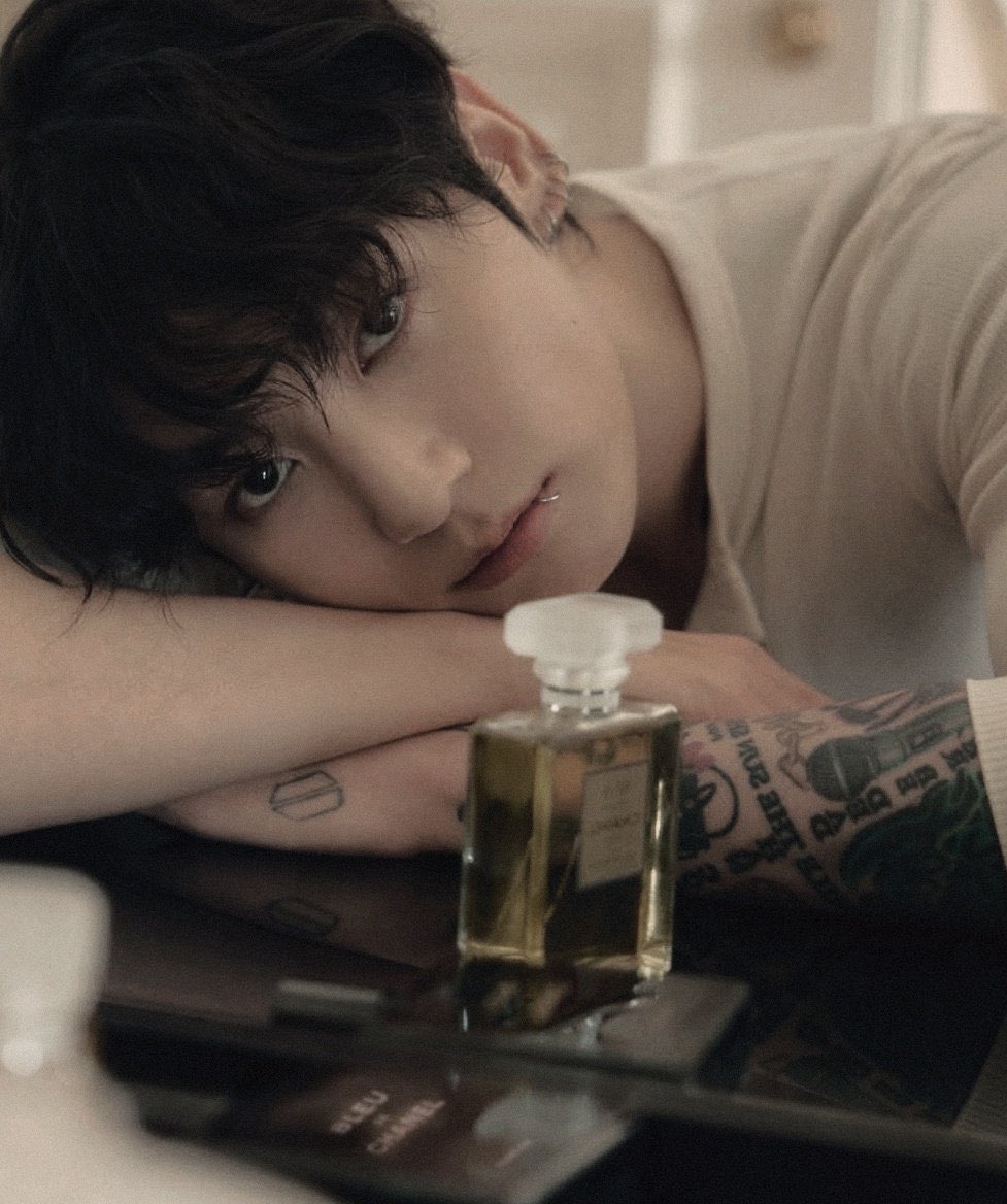 JELLYM00N7's tweet photo. tides | #jikookau

İki prens,aynı görevde ve aynı gemide ama bambaşka savaşların içinde. Yıllardır susturdukları hisler, açık denizde kaçacak yer bulamaz. Jeongguk’un parmağındaki yüzük her şeyi engellerken, gözleri her şeyi ele verir. Jimin kaçar ama kalbi çoktan yakalanmıştır. https://t.co/PQHJ4mKCvI
