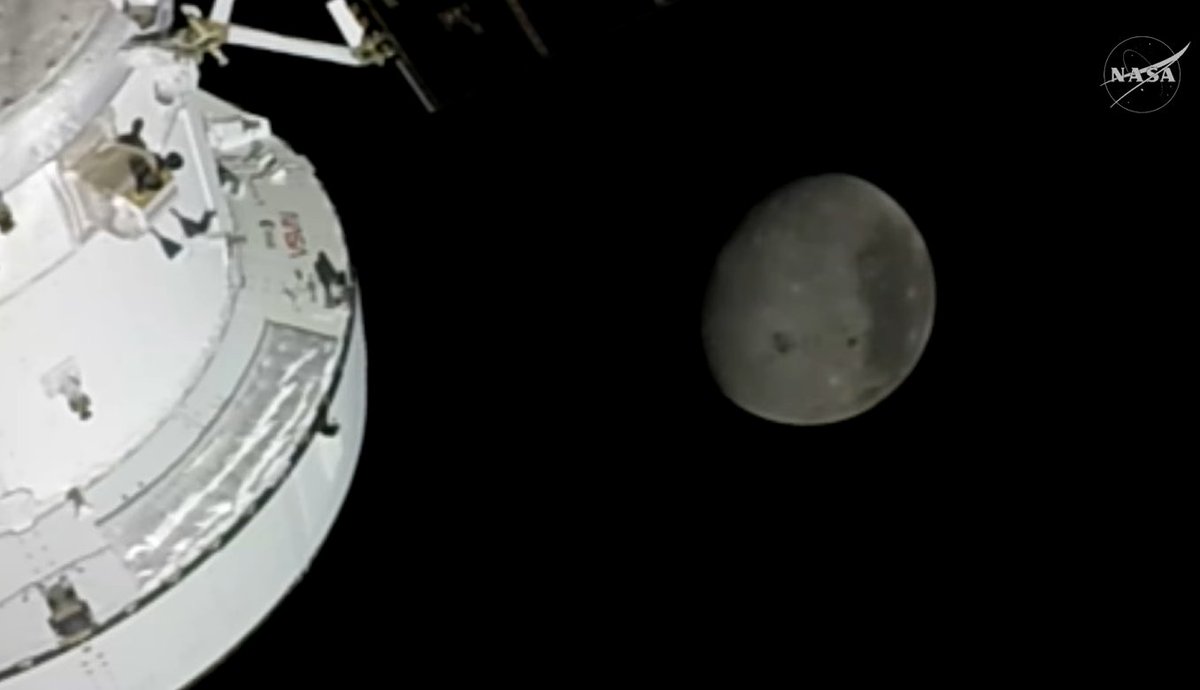TechSpatiales's tweet photo. Les parties sombres à droite sont les mers lunaires, bien visibles depuis la Terre.
La tâche sombre assez centrale est à peine visible de la Terre, sur le limbe de la Lune au mieux. Tout ce qui est à gauche de ça est invisible  depuis la Terre. https://t.co/pODrnnA22F