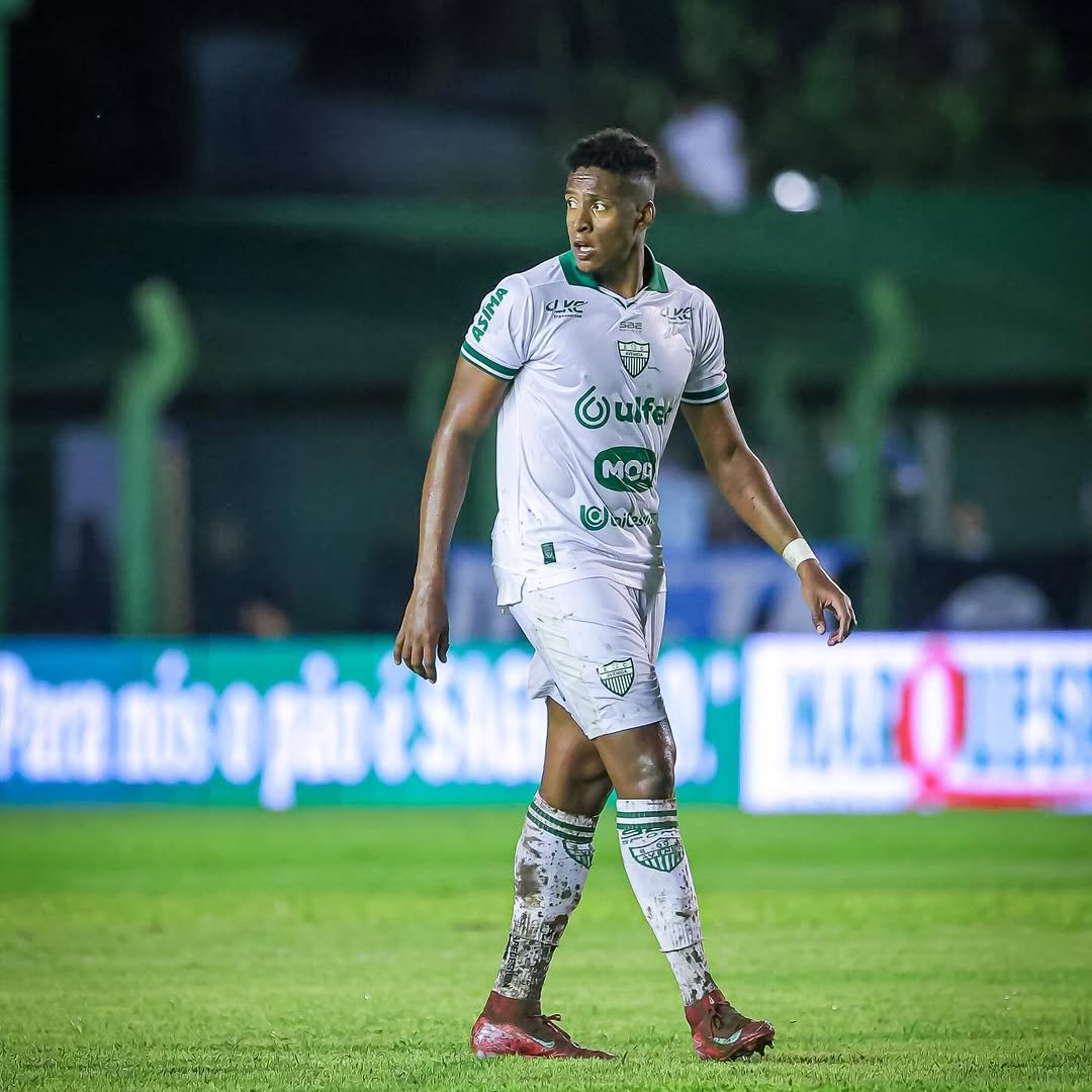 caiomaxsaul's tweet photo. Tubarão acertou a contratação do zagueiro Jô, de 26 anos, do Avenida. Ele fez cinco jogos no Gauchão.

Em 2025, foi campeão da Copa FGF pelo Brasil de Pelotas. Também passou por Bagé, Capital-DF, Monsoon, entre outros. 

Destro, ele é o quarto zagueiro contratado pelo clube. https://t.co/D4rrL8Gxg4