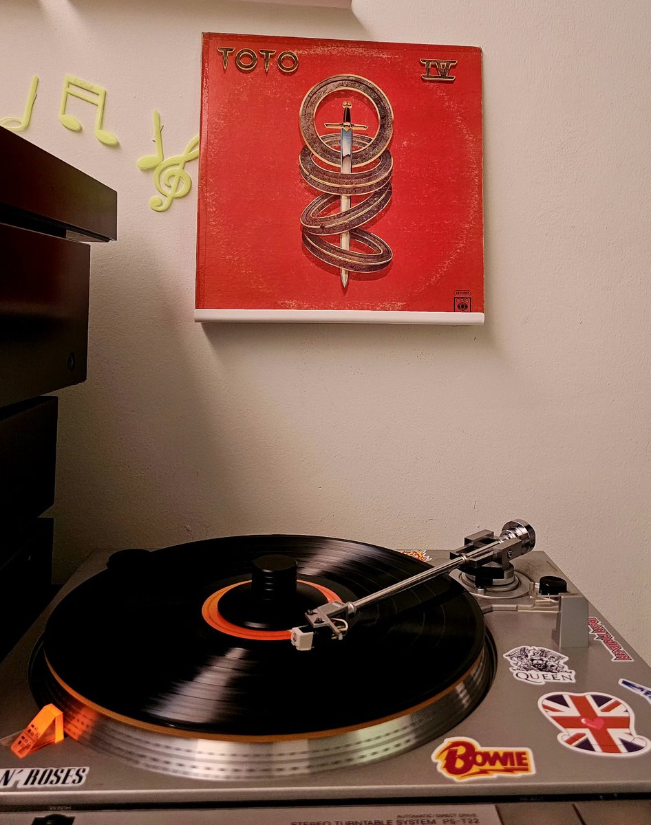 carlosCbenite's tweet image. ¿Sabían que este álbum se llevó 6 Grammys en 1983? Viendo la portada y escuchando la mezcla, se entiende por qué. Una pieza esencial en cualquier estantería que se respete.
#NowPlaying
#Vinyl 
@toto99com