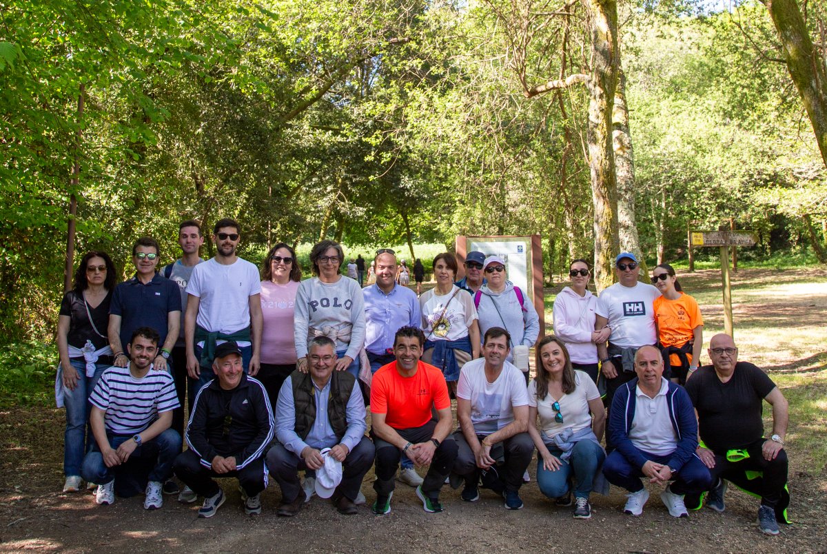 pontevedrapp's tweet photo. O PP está nun gran momento no Salnés.

Comprobámolo este luns na tradicional xuntanza co presidente @LuisLopezLugues e os representantes do partido na comarca, na que percorremos a Ruta da Pedra e da Agua para participar na Romaría das Cabezas, na Armenteira.

A unidade, fortaleza e cercanía da xente do Partido Popular nos nove concellos salinenses dará os seus froitos nas eleccións municipais de 2027. Estamos En marcha! 💪