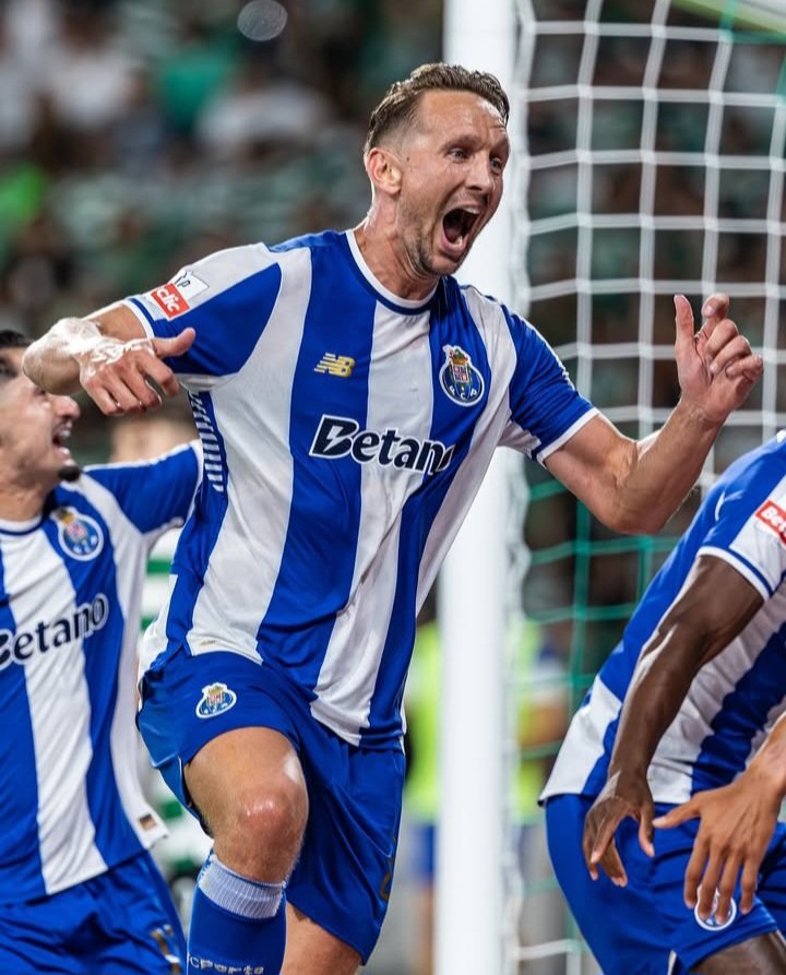 fcp_alltime's tweet photo. Se o Porto conseguir ganhar Campeonato, Taça de Portugal e Liga Europa sem Samu e De Jong desde Janeiro, vai ser um feito maior do que o de 2011. https://t.co/hnDU9ul3Uc