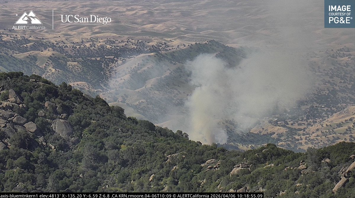 ALERTCalifornia's tweet photo. #BlueFire vegetation fire in Kern County is visible from multiple ALERTCalifornia cameras. Look to @kerncountyfire for updates and see conditions live at: https://t.co/Vbneyw4zWH https://t.co/VkoqdMinnP