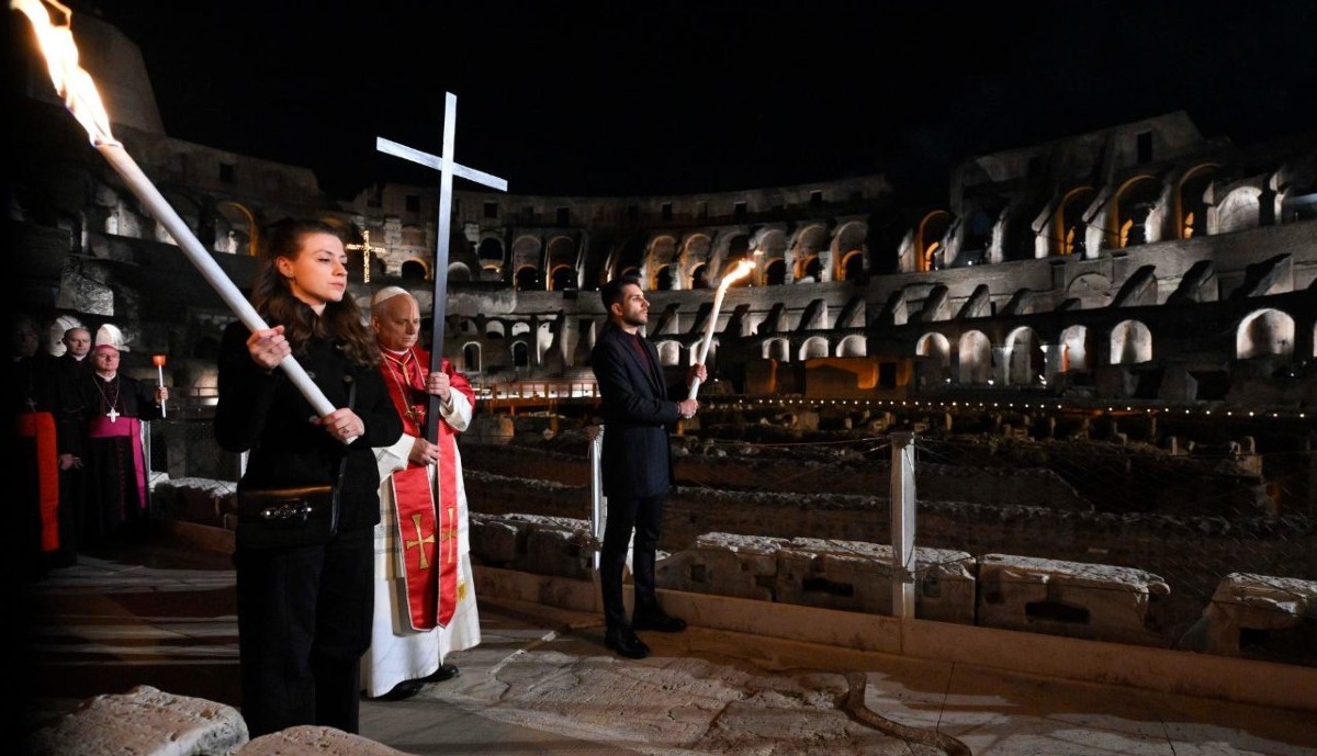 CatholicOnline's tweet image. Pope Leo XIV Carried the Cross Through Rome’s Colosseum in Powerful Good Friday Witness
Read more: catholiconline.news/lent-easter/po…

#PopeLeoXIV #GoodFriday #CatholicOnlineNews