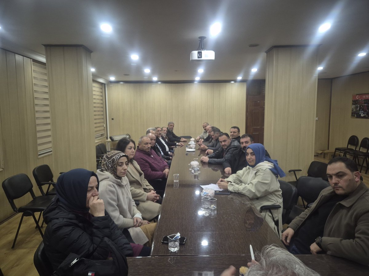 musacelik29's tweet photo. Bugün,
@AkPartiGhane il Başkanımız 
Sn. @eminerdogdu29’un başkanlığında İl Yönetim Kurulu Toplantımızı büyük bir uyum ve verimlilik içerisinde gerçekleştirdik.
Şehrimiz ve davamız adına istişarelerde bulunarak, birlik ve beraberlik içinde yol yürümeye devam ediyoruz
@abuyukgumus https://t.co/TILYPaSozd