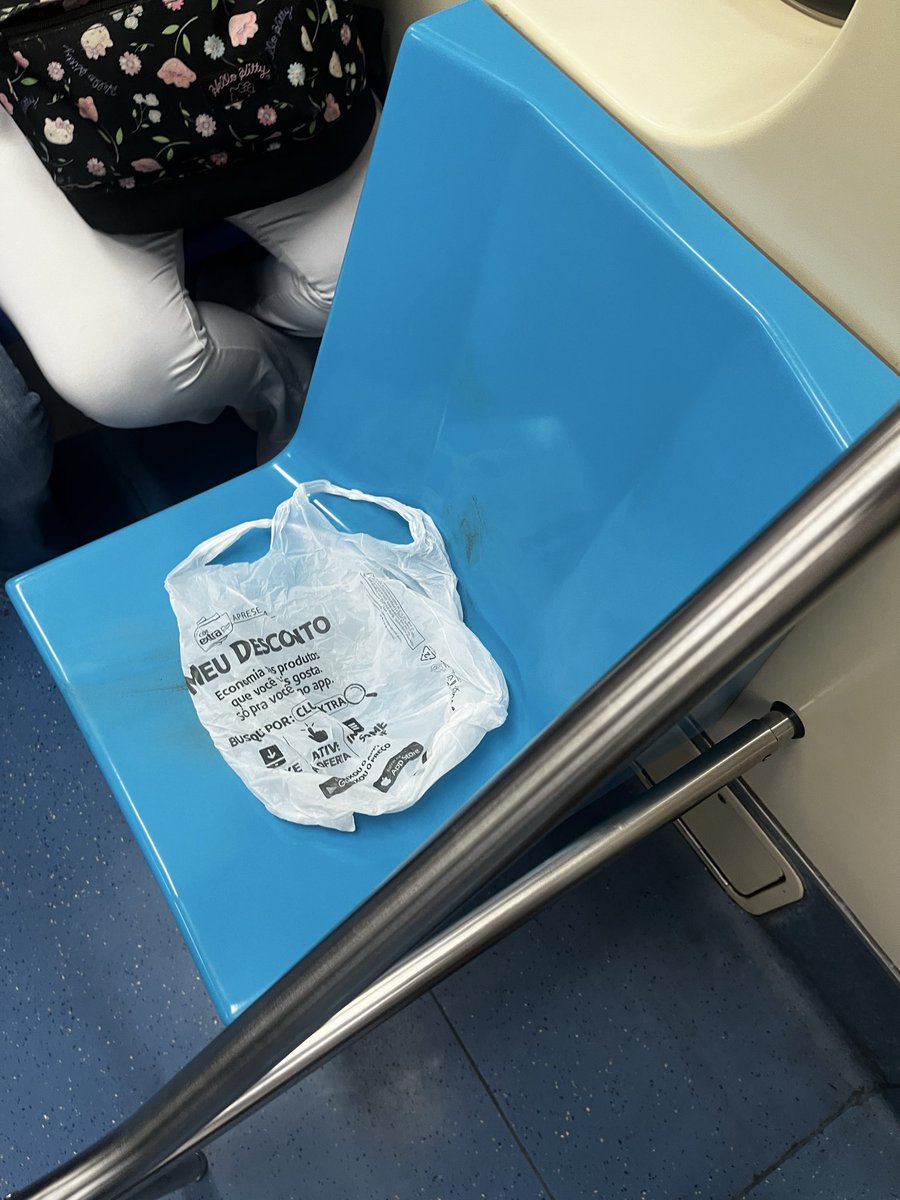 Alô <a href="/metrosp_oficial/">Metrô de São Paulo</a> 
Linha azul
Carro L434
Porta 47
Um assento preferencial tá sujo de fezes