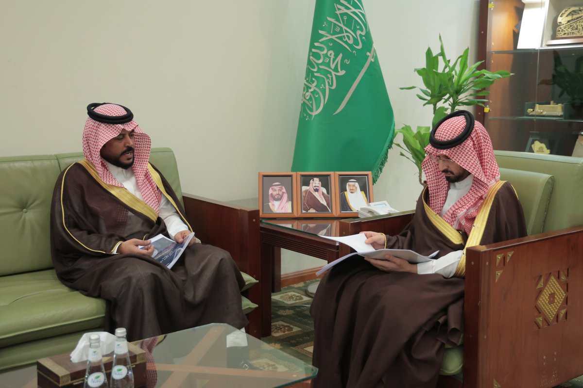 AlKharjHospital's tweet photo. استقبل صاحب السمو الملكي الأمير فهد بن محمد بن سعد بن عبدالعزيز، محافظ الخرج، في مكتبه بديوان المحافظة، المدير التنفيذي لنطاق الخرج الصحي فهد بن محمد الممخور يرافقه عدد من قيادات النطاق، واطّلع سموه على التقرير السنوي للنطاق الصحي، مؤكدًا أهمية تطوير الخدمات ورفع كفاءة الأداء. https://t.co/pfA96Cw1E7