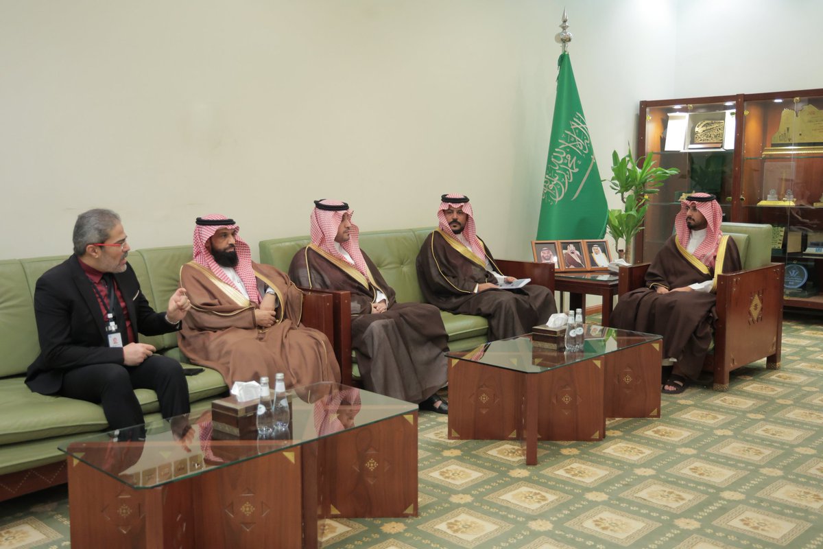 AlKharjHospital's tweet photo. استقبل صاحب السمو الملكي الأمير فهد بن محمد بن سعد بن عبدالعزيز، محافظ الخرج، في مكتبه بديوان المحافظة، المدير التنفيذي لنطاق الخرج الصحي فهد بن محمد الممخور يرافقه عدد من قيادات النطاق، واطّلع سموه على التقرير السنوي للنطاق الصحي، مؤكدًا أهمية تطوير الخدمات ورفع كفاءة الأداء. https://t.co/pfA96Cw1E7