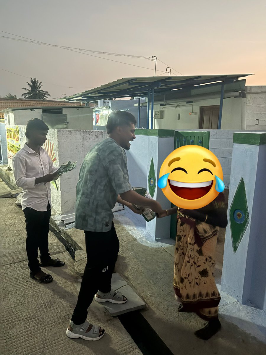 தம்பி சிலிண்டர் வரவே இல்லை என்று கோபமாக என்னிடம் சண்டைக்கு வருகிறார்கள்! இவர்களிடம் என்ன சொல்வது? 

நீங்க யாருக்கு வாக்கு செலுத்தினீர்களோ அவர்களிடம் கேளுங்கள் என்றேன்! 

#NTK4TN