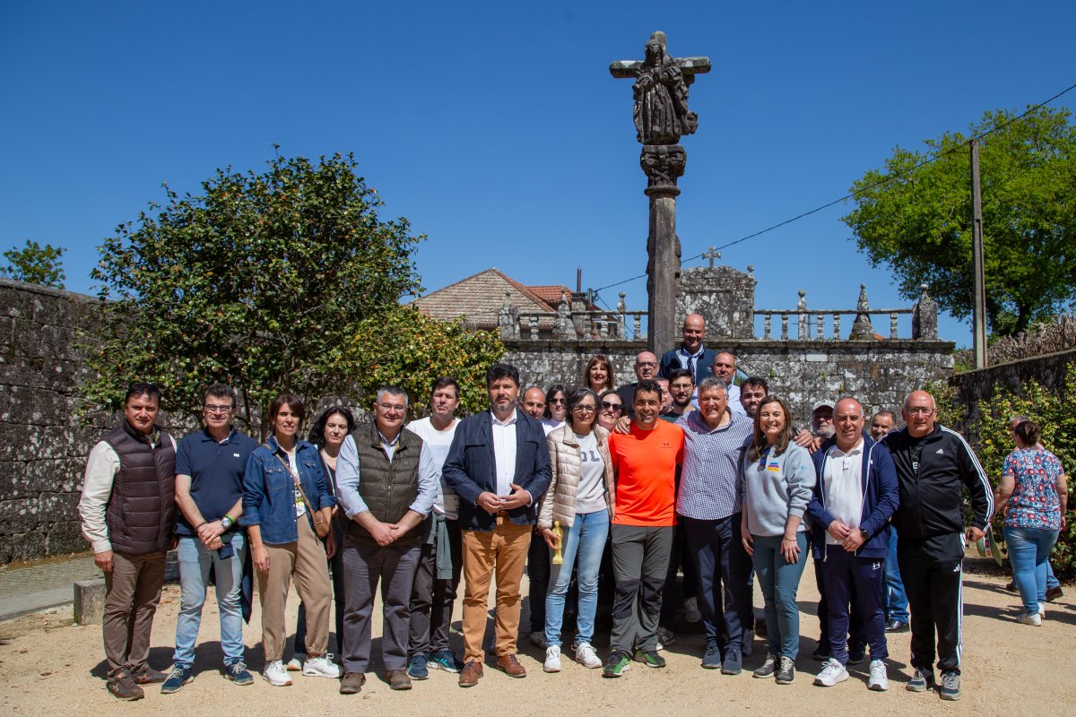 pontevedrapp's tweet photo. O PP está nun gran momento no Salnés.

Comprobámolo este luns na tradicional xuntanza co presidente @LuisLopezLugues e os representantes do partido na comarca, na que percorremos a Ruta da Pedra e da Agua para participar na Romaría das Cabezas, na Armenteira.

A unidade, fortaleza e cercanía da xente do Partido Popular nos nove concellos salinenses dará os seus froitos nas eleccións municipais de 2027. Estamos En marcha! 💪