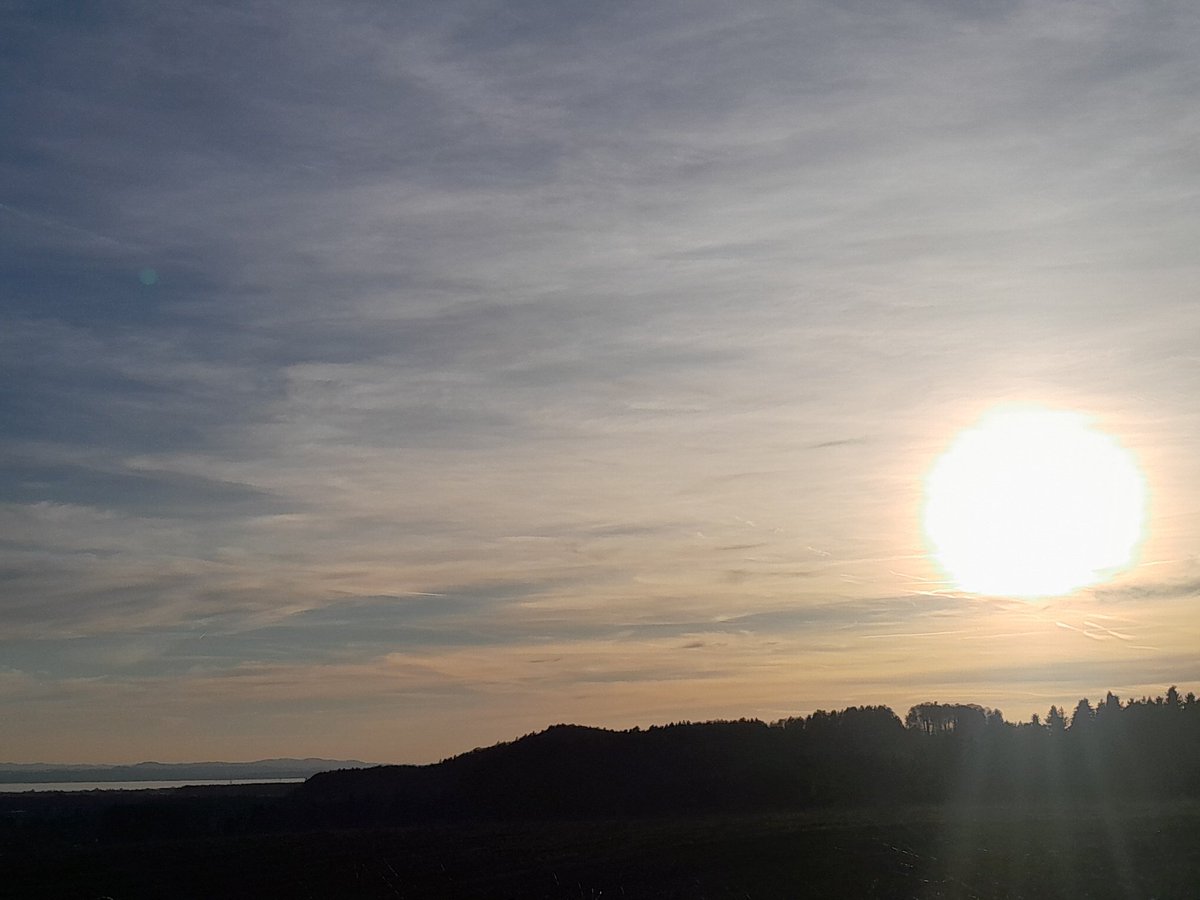 geistfunkenatom's tweet photo. Heute Morgen in #Magdeburg gestartet zurück an den #Bodensee gefahren und auf der ganzen Fahrt wurde ich belohnt mit #GeoEngineering Fallout vom aller bestem Giftstoff.
Schönen Oster Abend euch allen☺️😋 https://t.co/oqU3kBm0xu