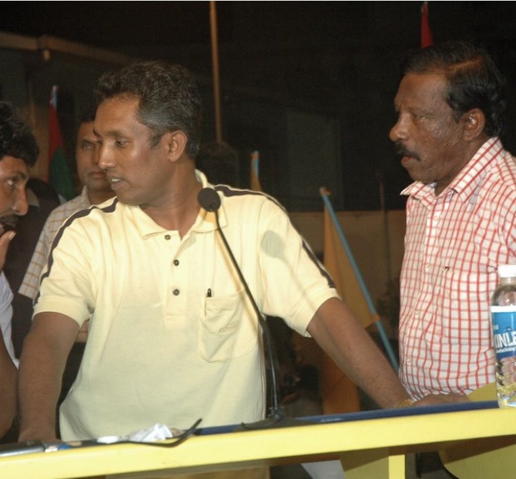 ShuaibMaldives's tweet photo. 20 އަހަރު ކުރިން އާޓިފިޝަލް ބީޗް:
ރައީސް ނަޝީދު (އެމްޑީޕީގެ ޗެއަރ ޕާސަން) އަންނި ހުންނެވި މަޤާމު އުވާލަން ކޮންގްރެސްއަށް އަޅުގަނޑު އިސްލާހެއް ހުށަހެޅުމުން، އެމްޑީޕީގެ ޕޯޑިއަމްގައި ވާހަކަ ދައްކަން ހުއްޓާ މައިކް ކަނޑާލައި އޮއްގާއުކާ، ޕޯޑިއަމުން ބޭލި ހަނދާން ވެއެވެ. ހިތްދަތިވިއެވެ. https://t.co/9NhaLY0bFO