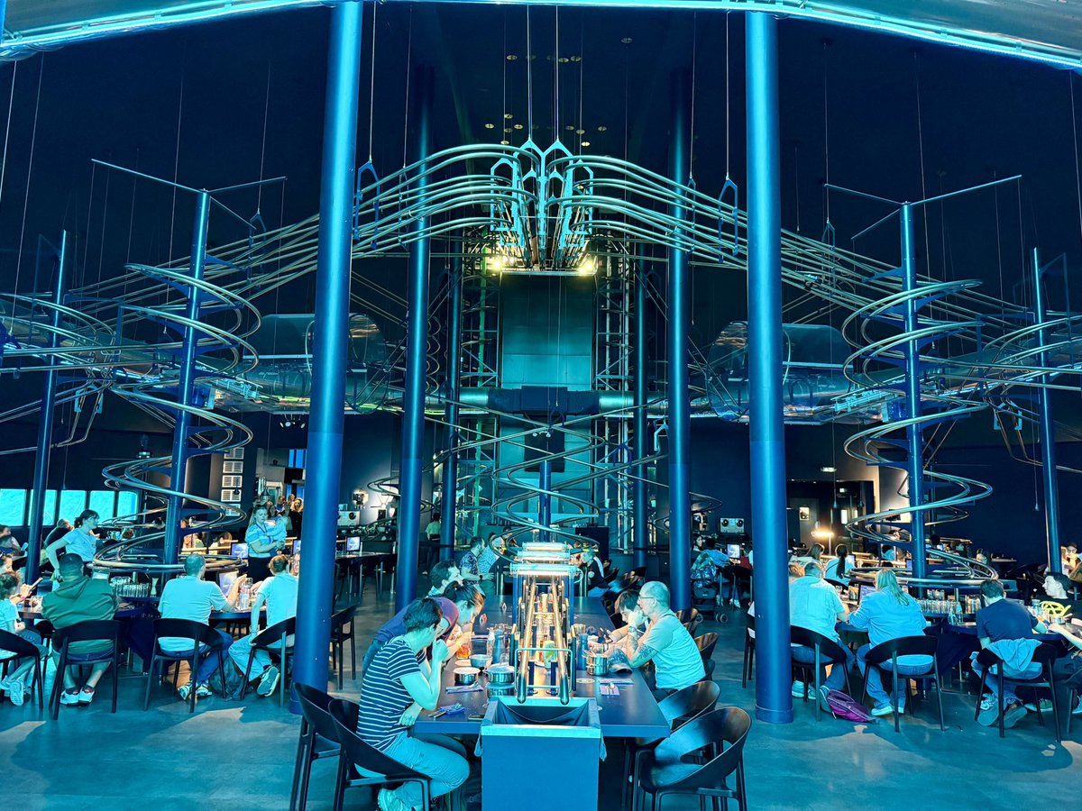 ThemeParkWW's tweet image. We do love a good roller coaster restaurant so tonight we’re dining at Space Loop 🥘 This awesome experience is also joined onto Station Cosmos Hotel at Futuroscope 🚀

#futuroscope