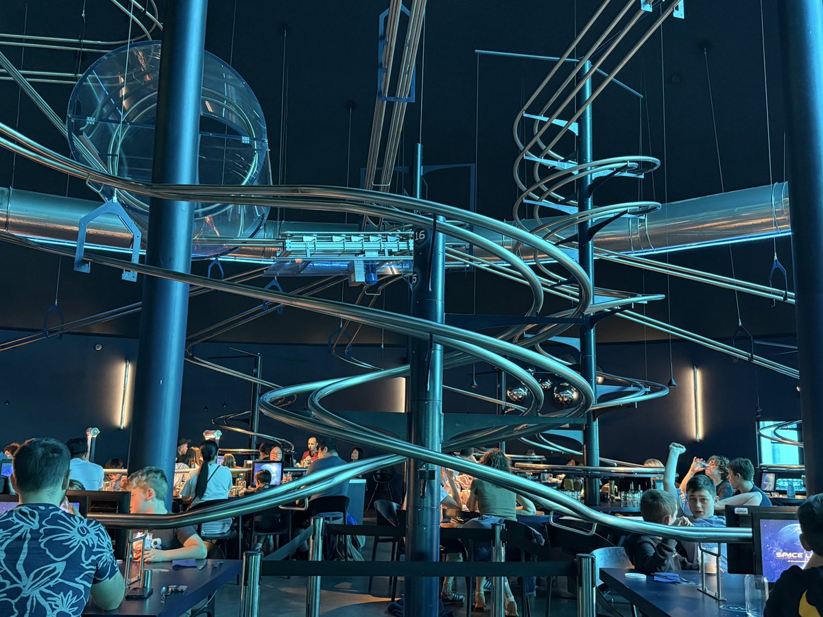 ThemeParkWW's tweet image. We do love a good roller coaster restaurant so tonight we’re dining at Space Loop 🥘 This awesome experience is also joined onto Station Cosmos Hotel at Futuroscope 🚀

#futuroscope