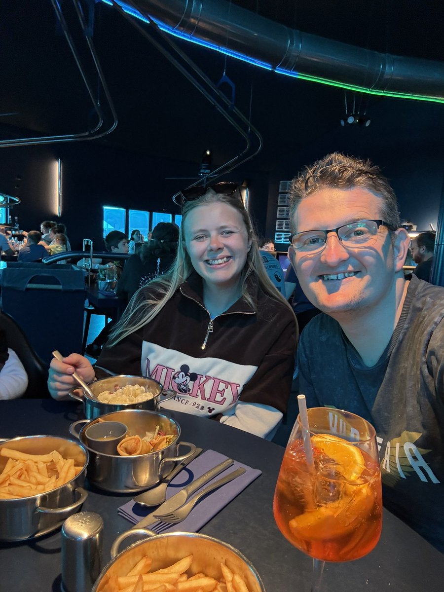 ThemeParkWW's tweet image. We do love a good roller coaster restaurant so tonight we’re dining at Space Loop 🥘 This awesome experience is also joined onto Station Cosmos Hotel at Futuroscope 🚀

#futuroscope