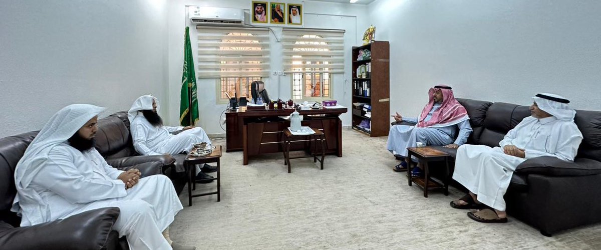 rafd_masajid's tweet photo. زار مجلس إدارة #جمعية_رفد للعناية بالمساجد بفيفاء، برئاسة الشيخ يزيد الفيفي، مدير إدارة المساجد والدعوة والإرشاد بفيفاء، الأستاذ حمود بن أحمد بديدي، حيث جرى خلال اللقاء بحث سبل التعاون، ومناقشة عدد من المبادرات التي تهدف إلى تطوير العناية بالمساجد والارتقاء بخدماتها في المحافظة. https://t.co/IYYPlGVIDK