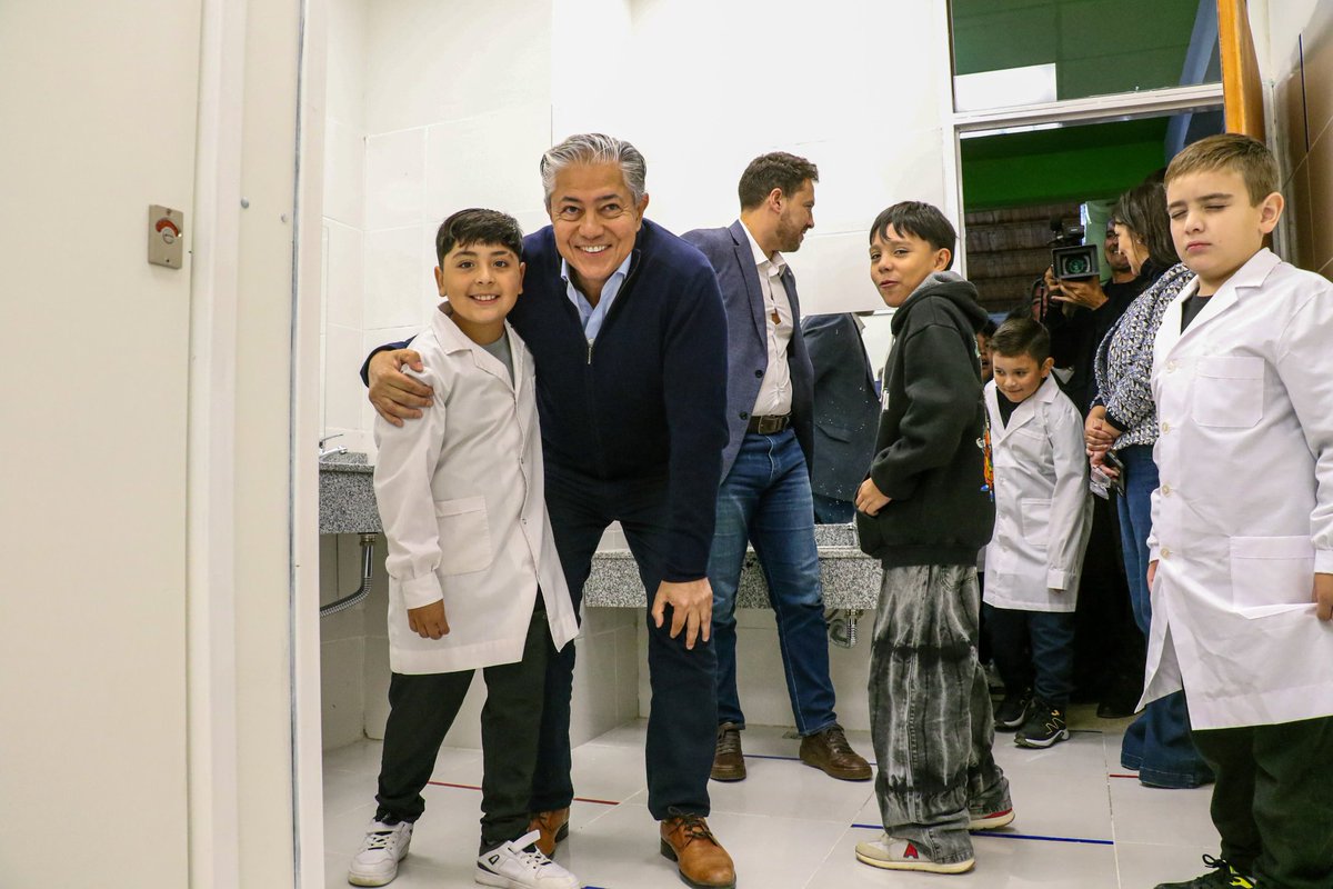 Rolo_Figueroa's tweet photo. INAUGURAMOS LA REMODELACIÓN DE LA ESCUELA 187 EN JUNÍN DE LOS ANDES

Dimos un paso más en el cambio que queremos para la educación, mejorando espacios que impactan en la vida cotidiana de estudiantes y docentes. Cada obra suma calidad, dignidad y mejores oportunidades para aprender y crecer.

Avanzamos con decisión para erradicar las escuelas tráilers, cuando asumimos teníamos 700 aulas tráilers; hoy ya la estamos reduciendo a la mitad y calculamos que en esta gestión de gobierno vamos a tener todas las escuelas en marcha para erradicar las aulas tráilers en esta provincia.

@soledezapala 
@mineducacionqn
