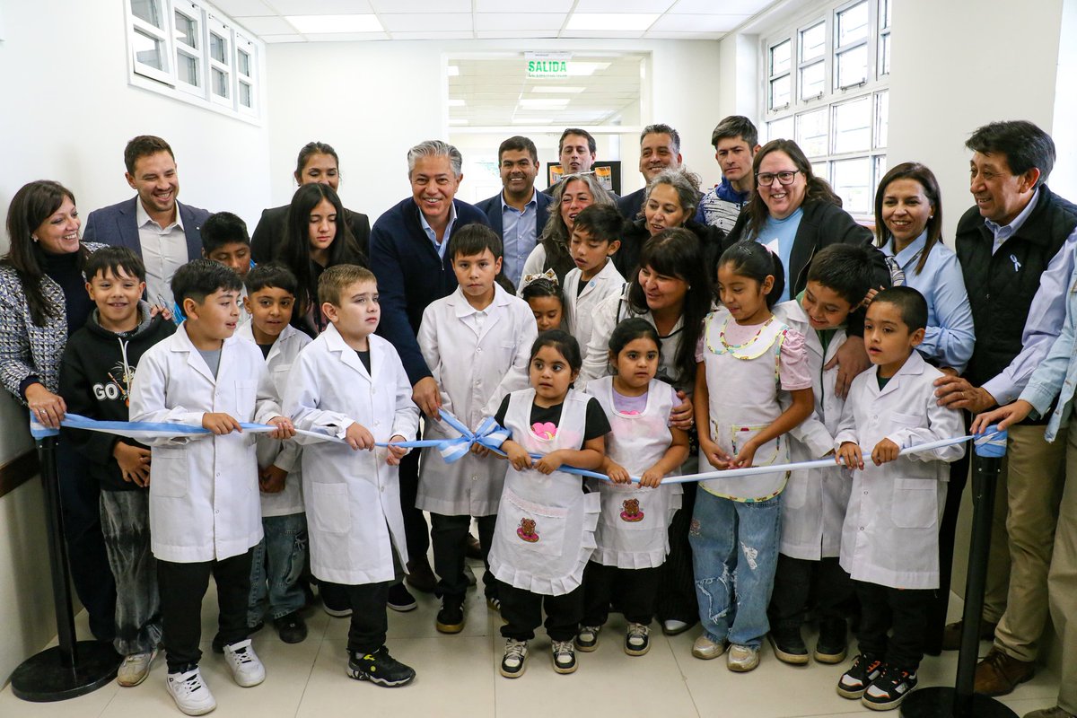 Rolo_Figueroa's tweet photo. INAUGURAMOS LA REMODELACIÓN DE LA ESCUELA 187 EN JUNÍN DE LOS ANDES

Dimos un paso más en el cambio que queremos para la educación, mejorando espacios que impactan en la vida cotidiana de estudiantes y docentes. Cada obra suma calidad, dignidad y mejores oportunidades para aprender y crecer.

Avanzamos con decisión para erradicar las escuelas tráilers, cuando asumimos teníamos 700 aulas tráilers; hoy ya la estamos reduciendo a la mitad y calculamos que en esta gestión de gobierno vamos a tener todas las escuelas en marcha para erradicar las aulas tráilers en esta provincia.

@soledezapala 
@mineducacionqn